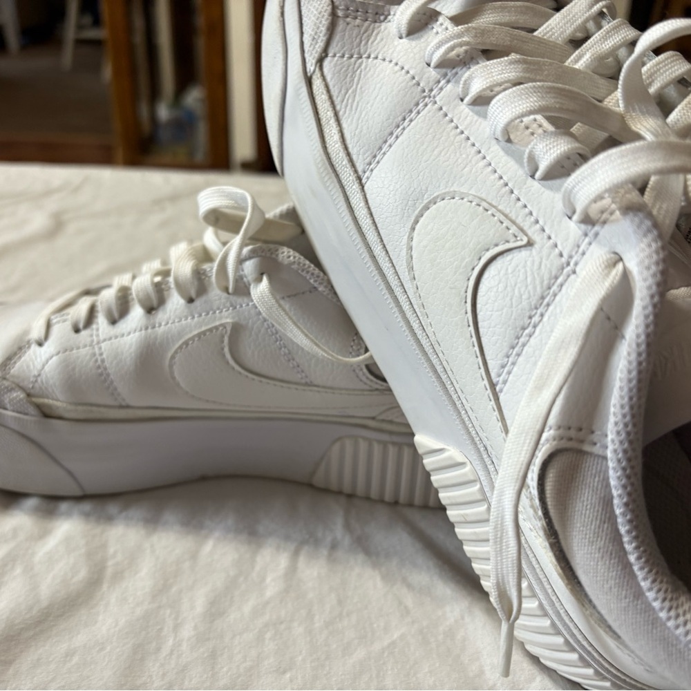 Size 8 women’s shoes​ - Picture 3 of 8